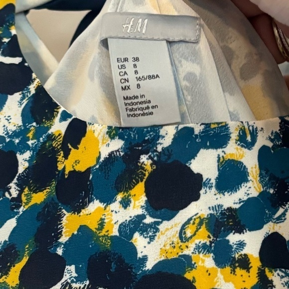 H&M | Blue & Yellow Watercolor Bow Back Flowy Blouse | Size 8 - Picture 5 of 9